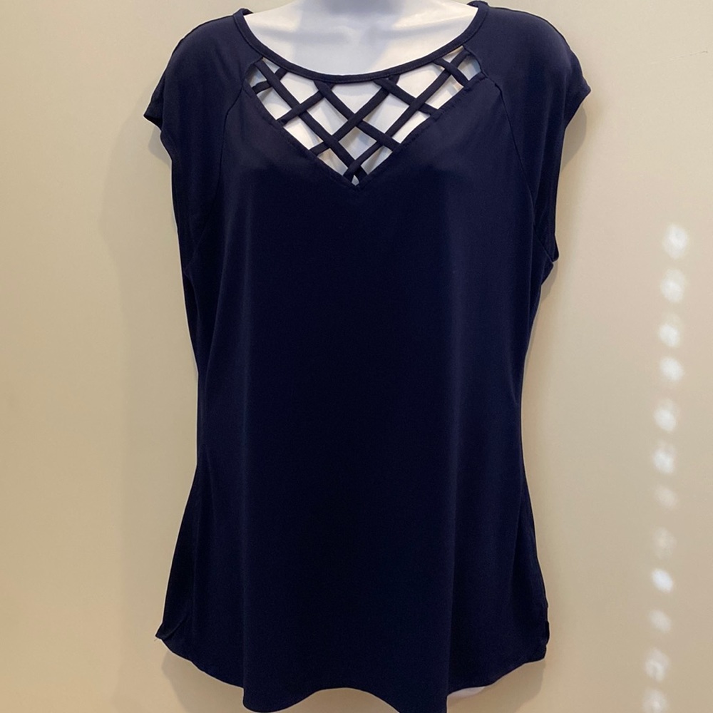 L Navy Blue blouse with 1/4 sleeves. Criss cross design on top portion